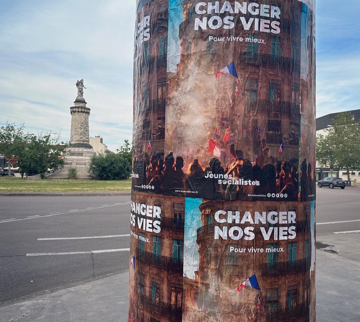 Ce soir, nous étions en centre-ville de #Dijon pour un petit collage ! 

🎯 Notre objectif ? Changer la vie ! 

cc @celiachrn @GuillaumeGrlt @AlexandreJob39 🌹