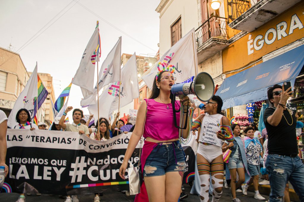 AndreaTamayoCs's tweet photo. Al grito de "Congreso escucha, legisla nuestra lucha" ✨️🏳️‍🌈 marché con mis hermanes activistas de @YaajMexico para recordarle al @CongresoYucatan que falta aprobar la #leydeidentidaddegenero y que las personas #lgbt existimos todo el año. No hay #NadaQueCurar. https://t.co/FrZADAckIw