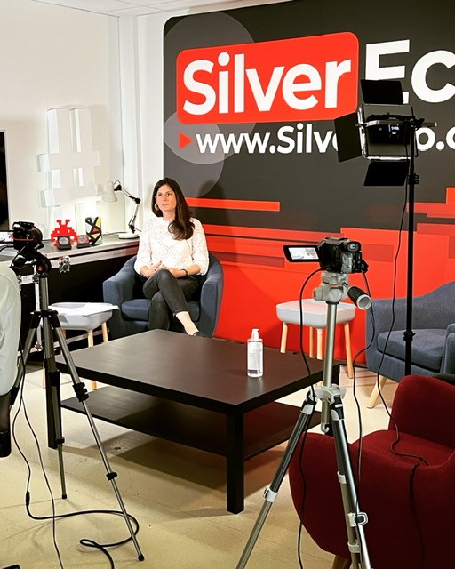 ECHOS_ETUDES's tweet photo. 🎥 #Interview !
Ce matin nous étions chez @SilverEco_Fr notre partenaire pour parler de notre nouvelle étude sur les prestataires de #santé à domicile.
@ElodieBervily a dévoilé à @pigniez  les enseignements clés de cette étude à découvrir sur 👉https://t.co/GxaXaLxfGf https://t.co/gZfzIoK2fw
