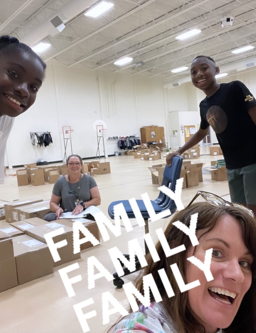 We ARE family 🎶🎤@HES_HCS 💜💛Thank you @MichelleHill77 and @st_johane for bringing in your children to help with resource deliveries. This is what teamwork looks like, thankful for our Hornet family!!! #hamptonproud