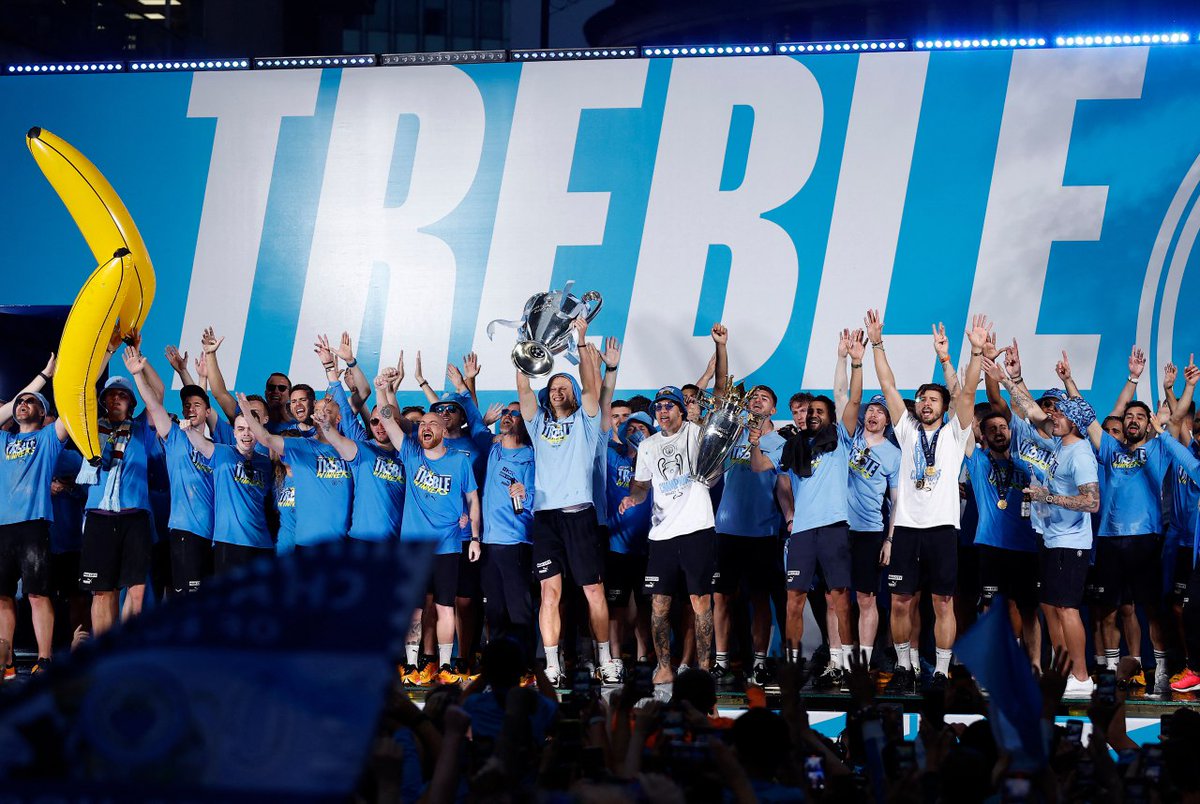 جماهير مانشستر سيتي تحتفل مع فريقها بالثلاثية التاريخية...