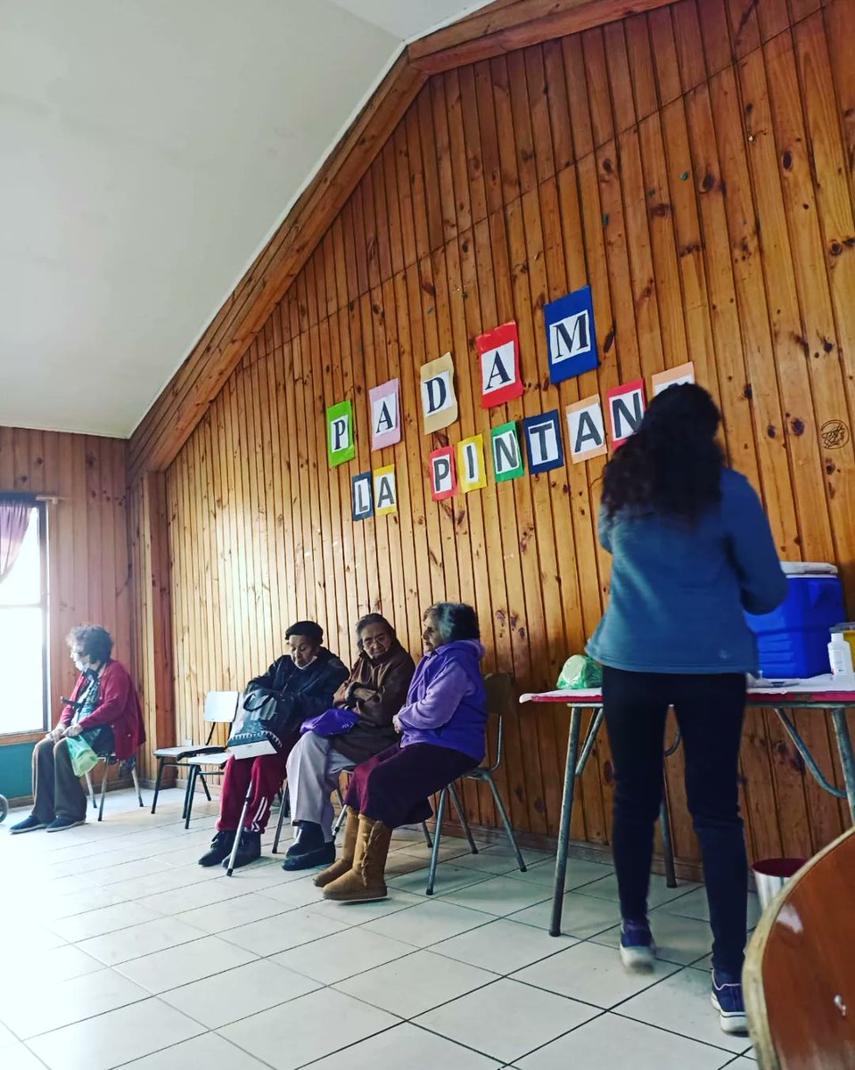 CESFAM_SNE's tweet photo. Actividad coordinada junto al equipo MÁS AMA 💪🧠 de nuestro centro y destinada a los usuarios del programa de atención domiciliar adultos mayores (PADAM), con el fin de actualizar sus esquemas de vacunación (Neumo23 e Influenza). 👵👴🏻 https://t.co/6ORXKQpk48
