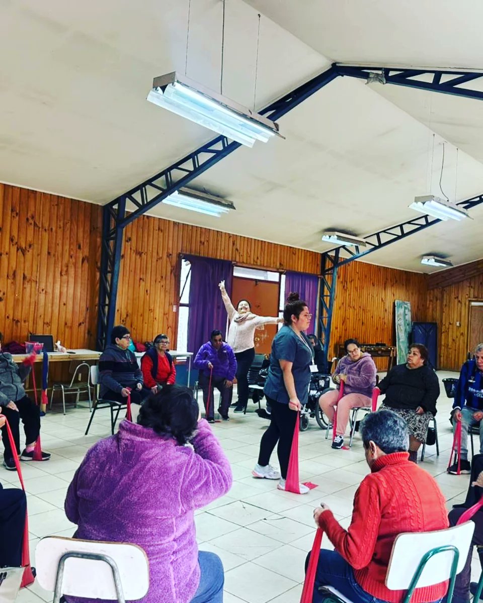 CESFAM_SNE's tweet photo. Actividad coordinada junto al equipo MÁS AMA 💪🧠 de nuestro centro y destinada a los usuarios del programa de atención domiciliar adultos mayores (PADAM), con el fin de actualizar sus esquemas de vacunación (Neumo23 e Influenza). 👵👴🏻 https://t.co/6ORXKQpk48