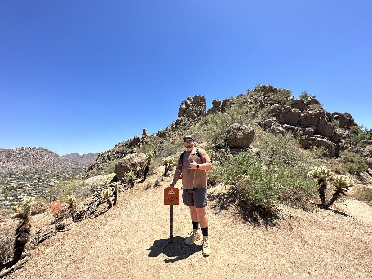 TonyNorthDaKota's tweet photo. Finally hiking and not trying to find a golf ball. Mrs ND is happy about that. #PinnaclePeak https://t.co/VPzFJXZAdp
