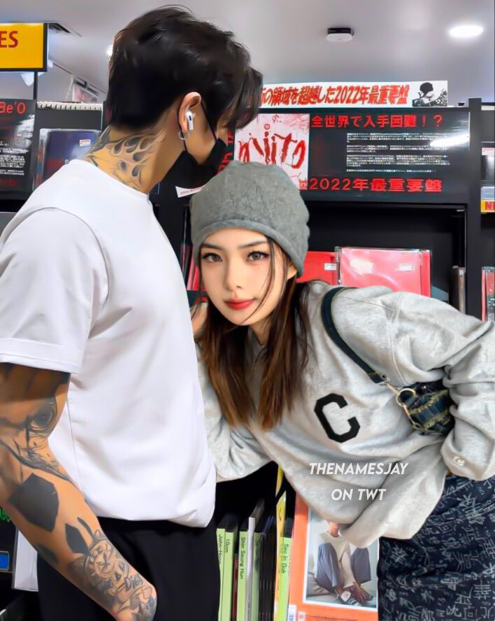 thenamesjay's tweet image. ㅤ 
Not me trying to check the albums and this princess hugging me just to take a picture out of nowhere. Anyways, it’s my pretty princess and company for Valentine’s Day so we wouldn’t spend the day alone.
ㅤ