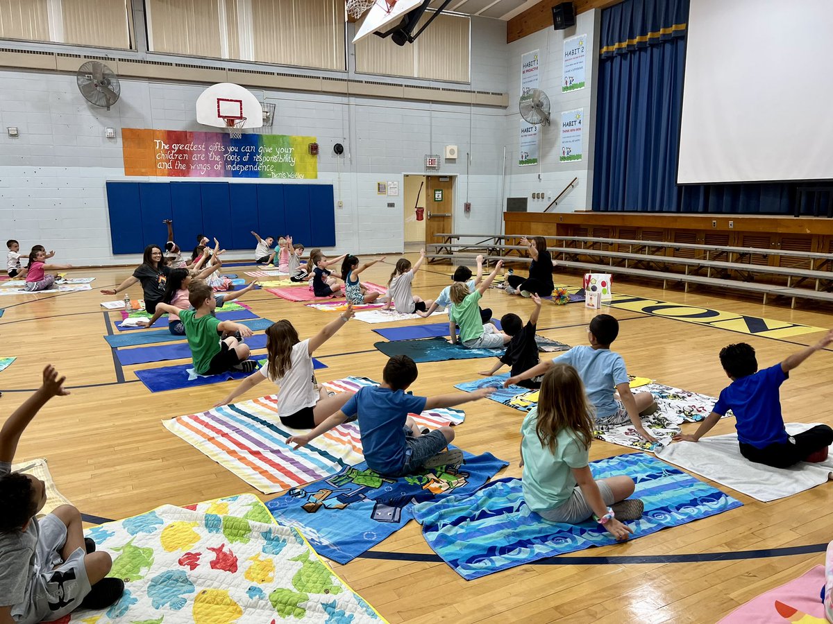 LeannaCasale's tweet photo. First Grade Mindfulness Day! 🧠✨🌈 @HowellTwpTauntn https://t.co/jUzrlOQk7a