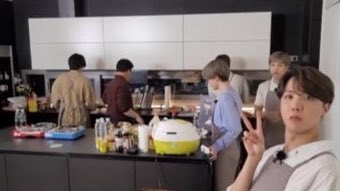 vminiecats's tweet photo. —  Hilo con todos los videos publicados por #TAEHYUNG en Instagram. 

En celebración al 10° aniversario de BTS, Taehyung publicó una serie de videos con varios recuerdos junto a los miembros.

🐻: “Durante estos 10 años, gracias a nuestros miembros por mantenerse sanos (+) https://t.co/RUHwWA8us4