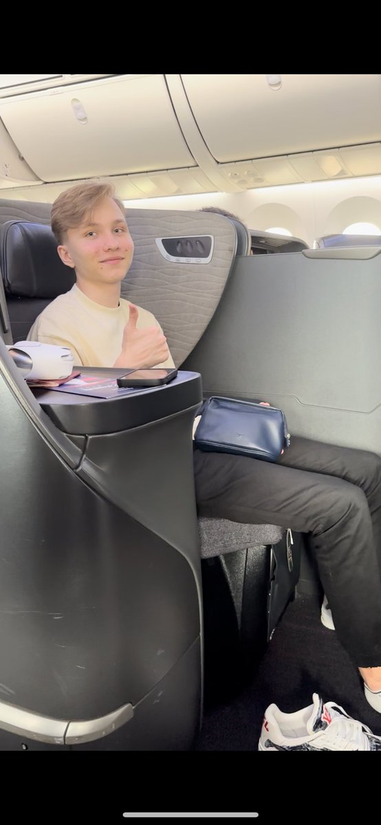 SpinxCS2's tweet photo. I have company while flying back home @G2m0NESY https://t.co/3lt8CgJjce