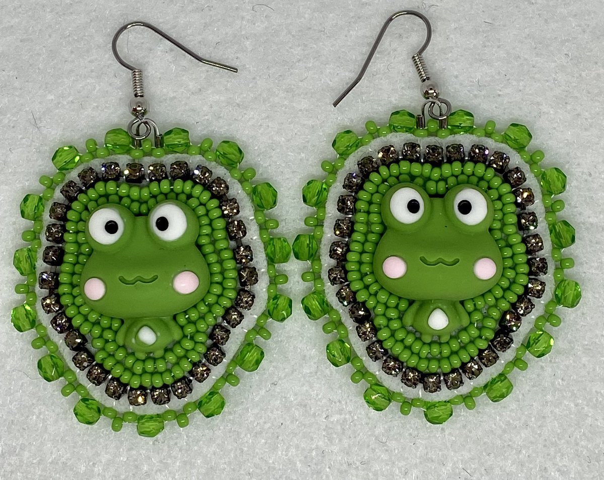 Froggies looking for a home! $40 and free shipping w code YODA! Tell Auntie 🐸 
#FROG #froggie @NDNbeadmarket @IndigenousBeads 

look-beadwork.myshopify.com