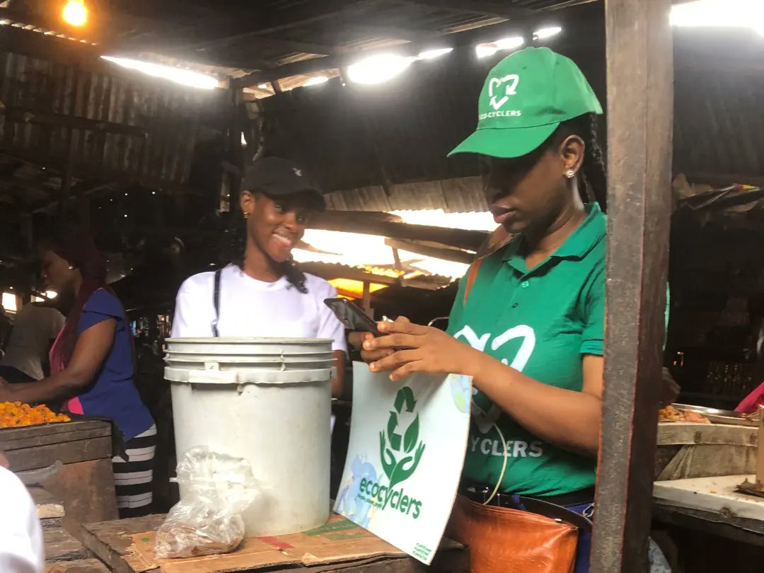 OgechiNwonye's tweet image. Yaayyyyyy, We did it. 

 Our outreach to Commemorate #WorldEnvironmentDay2023 was a huge success. Asides, the massive turn out of Volunteers, the warm welcome of the traders were the highlight of my day. They were ready to learn more about how to take Climate Action. 

#Enugu