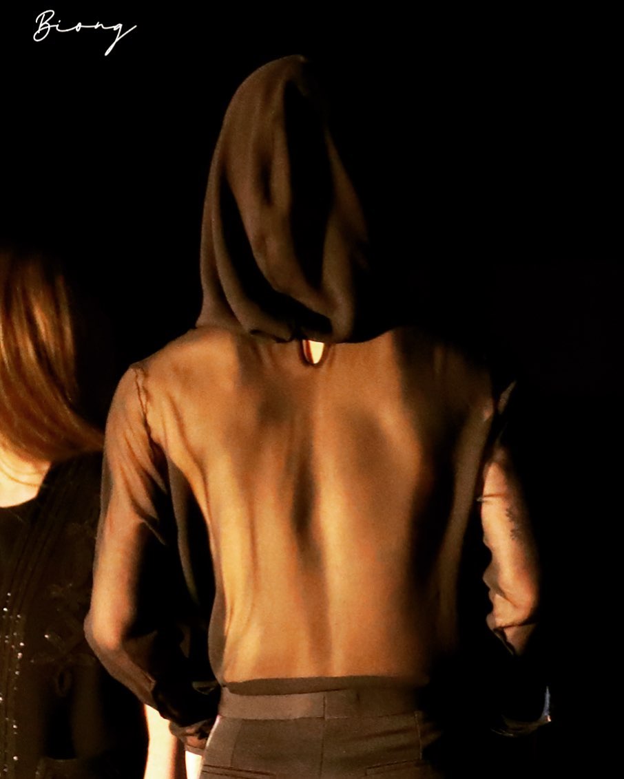 TENzenter's tweet photo. His back🔥🔥

Cr.b.iong
#TENLEEatYSLBerlin https://t.co/vWy1QPVOKh