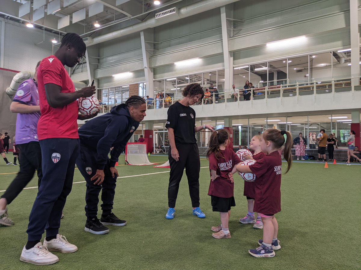 atletiOttawa's tweet photo. 🔴⚪️ Atleti In The Community 🏡

Earlier this season, Roy &amp; Junior went to Cornwall to see one of our partnered youth clubs.

This weekend we will be hosting @SeawayValleySC as a part of their club day at TD Place🏟

🔗 Read More: https://t.co/iVBRbm7wsw

#ForOttawa | #PourOttawa https://t.co/wOCN9iqYWi