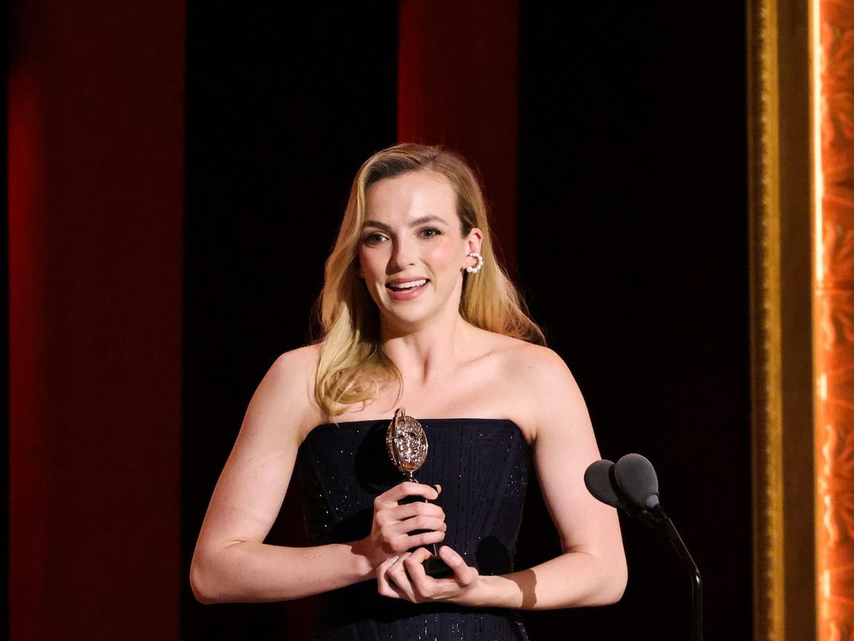 ScreenThoughts's tweet image. #JodieComer won the 2023 #TonyAwards in the category best performance by an actress in a leading role in a play. Her solo performance on #PrimaFacie is really impressive, and I’m sure the award does not come as a surprise for those who saw her as #Villanelle on #KillingEve - Lalu
