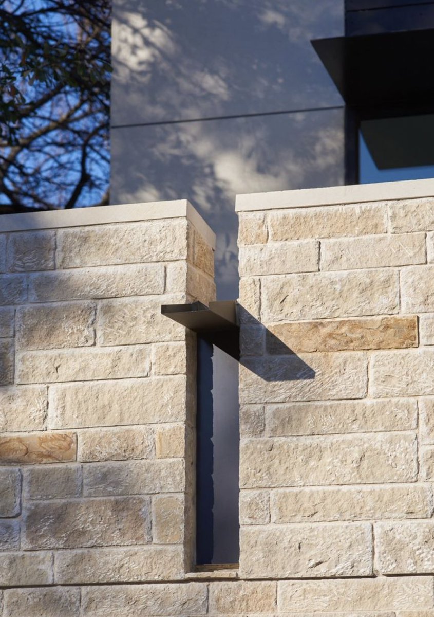 Teras ya da balkonunuzdan (Çatı için de övmüştüm daha önce benzerlerini) yağmur ve kar suyunu kovmak için pvc oluk ve iniş borularına mecbur değilsiniz. Hatta imkanı olan keşke hiç kullanmasa özellikle saklanmayan pvc inişleri 🙏 İlk şart şu tabi ki, döşemeci meyili doğru verecek