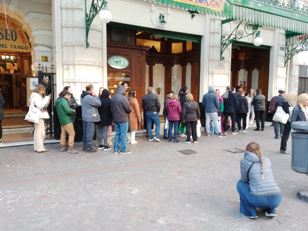 Fila para visitar el Tortoni

radionoba.com.ar/noticias/cultu…