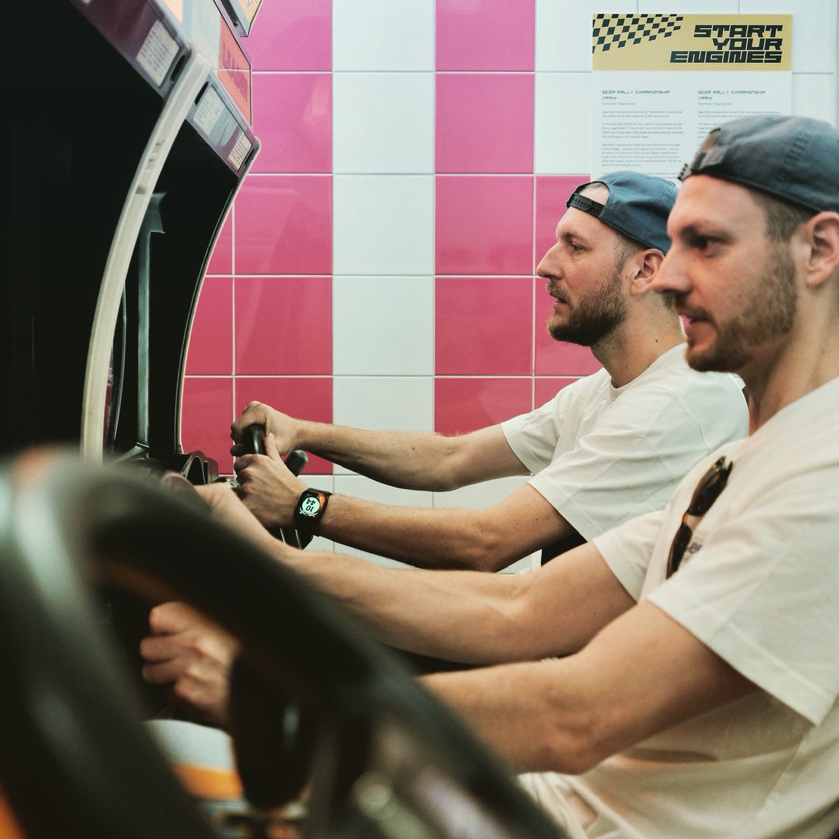 Wahrscheinlich unser liebstes Arcade-Game: Sega Rallye Championship(1995).

Während wir vor 20 Jahren bereits im AT Herbolzheim des Öfteren in den Genuss kamen, durften wir am Wochenende diese Erinnerungen im <a href="/CSM_Berlin/">Computerspielemuseum</a> nochmals aufleben lassen.