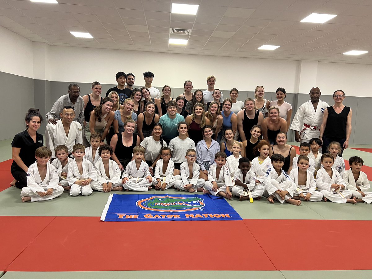 diberz's tweet photo. Our @UF_HHP #studyabroad Motor Learning students visiting #Paris from @UF were lucky to experience an introductory #judo lesson among some lovely 5-6 yr olds, led by @PSG_inside #judoka, Melanie Vieu. Merci, CSMP! #UFatPlay @GlobalGators @uf_ogl @UFatWork @Judo @judofrance https://t.co/JKqxtqvdqR