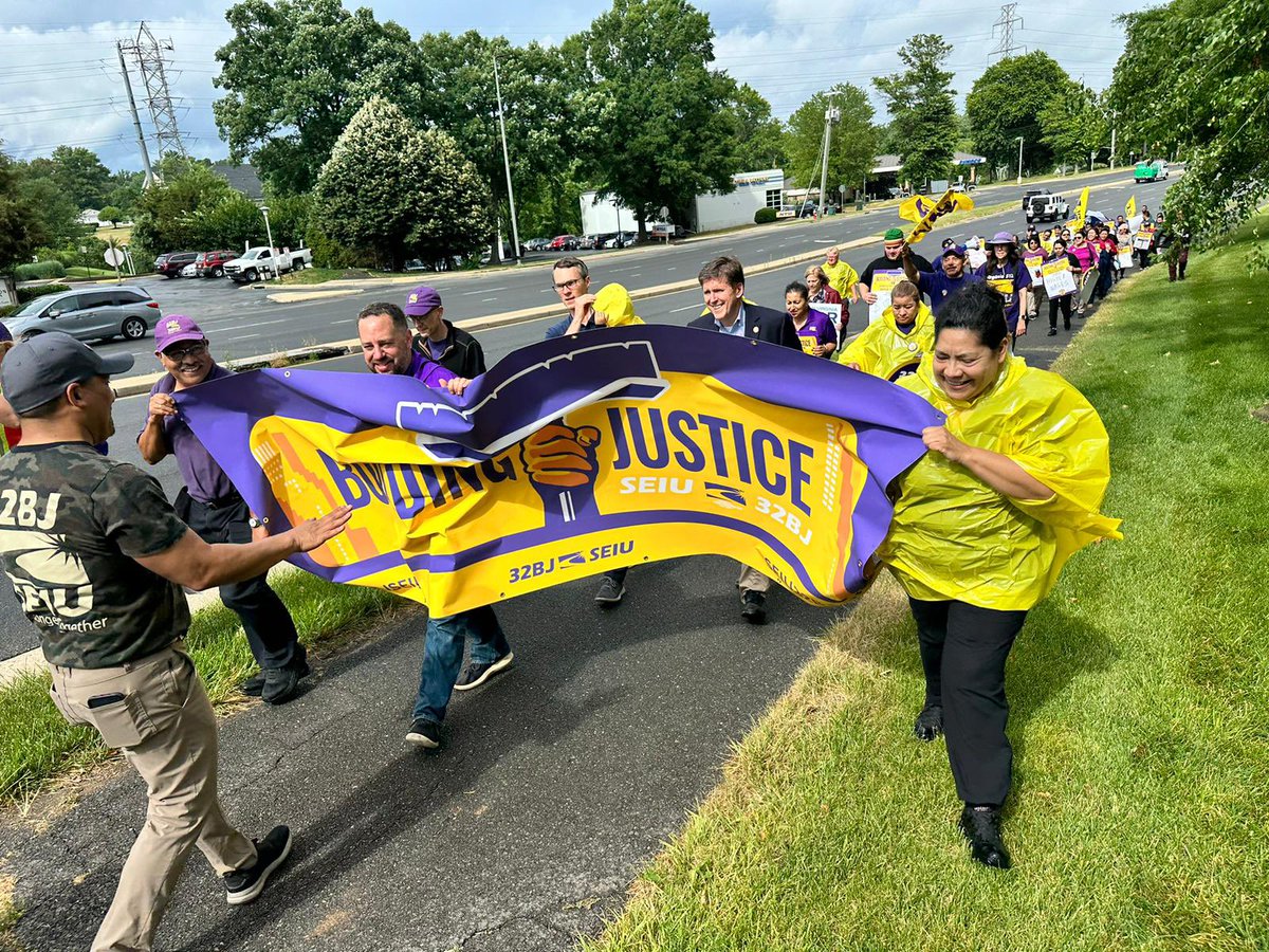 32BJSEIU's tweet photo. Making a powerful statement during rush hour! Fairfax County Supervisor James Walkinshaw, Supervisor Walter Alcorn, and allies stand with @32BJSEIU janitors in a march through Reston. Let's fight for a fair new union contract as negotiations kick off! π€β #JusticeforJanitor https://t.co/ItowTDcYWl
