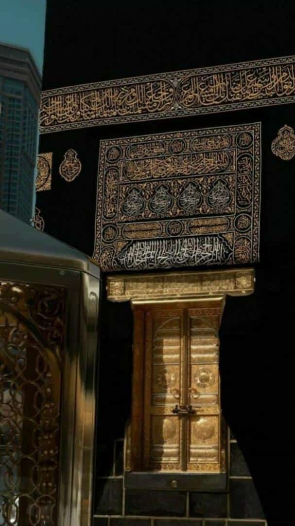 #اسطول_زعماء_تويتر
"لبَّيـك ربـي قلتها من بلدتـي
لما رأيتُ الحـج قـارَبَ مطلعه

لبيك ما اشتاقت لِبَيتك أنفسٌ
وتساكبت في خـدِ عبدٍ أَدمُعُهْ

لبيك ما رَفـع الحجيج أكُفَّهُـمْ
لدعاء من يعـلوا إليه ويسمَعُه"🕋:)"."