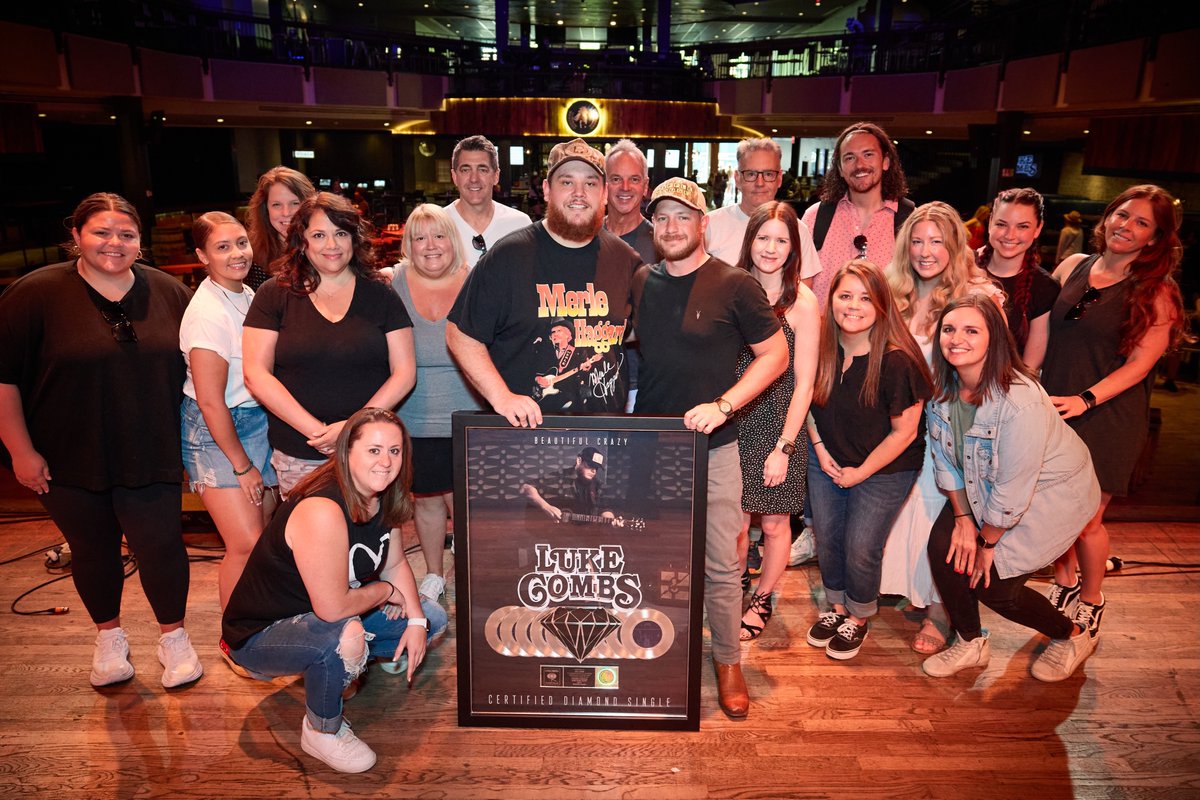 RIAA's tweet image. Adding a 💎 single with #BeautifulCrazy to his already impressive #RIAATopCertified Gold and Platinum collection 👏 Cheers to @lukecombs and the @SonyNashville team! #labelsatwork