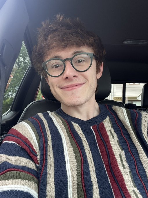 New Sweater :) https://t.co/U5DDVsYdwn