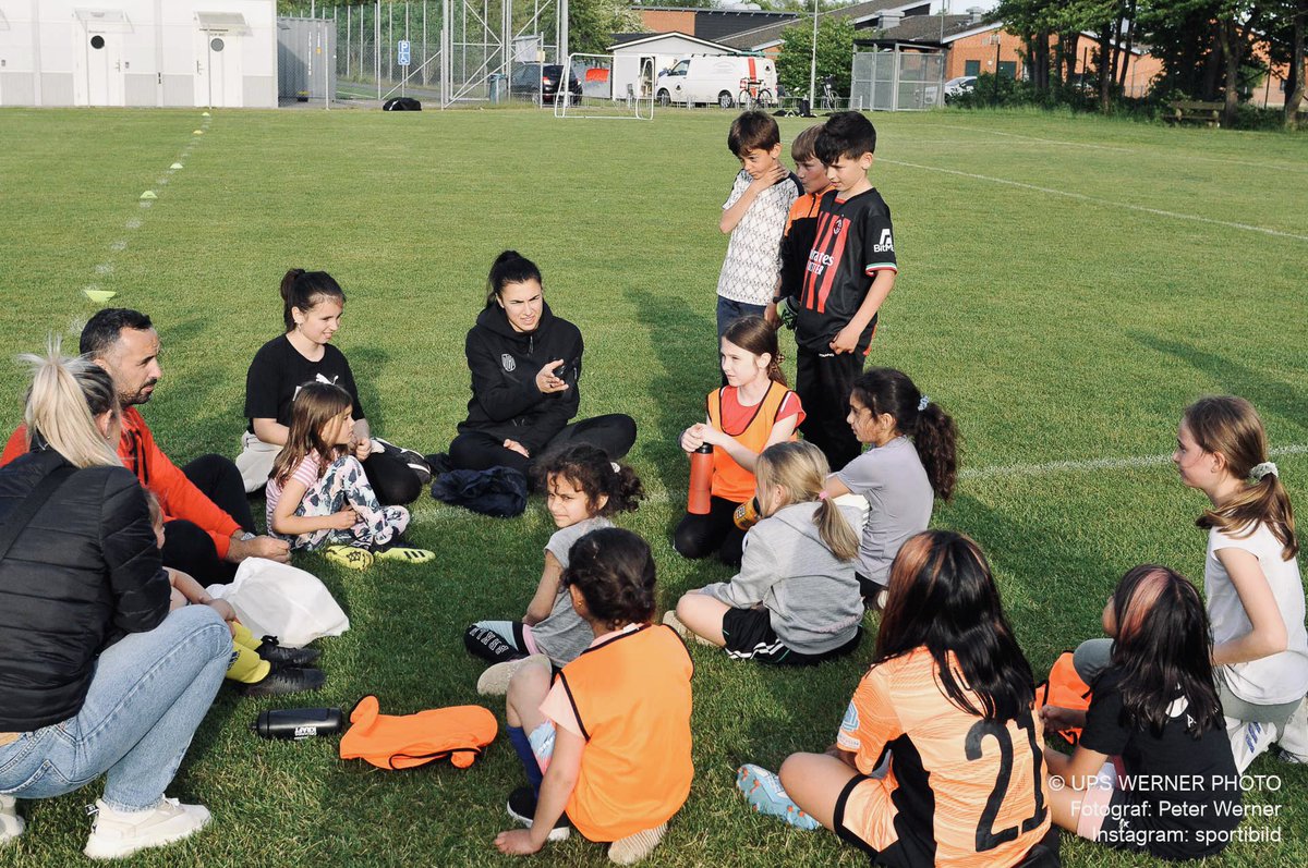 Historical training for <a href="/fkbosna/">FK Bosna</a>, hosting their first ever training for young girls. I had the pleasure to visit them! 🖤🤩