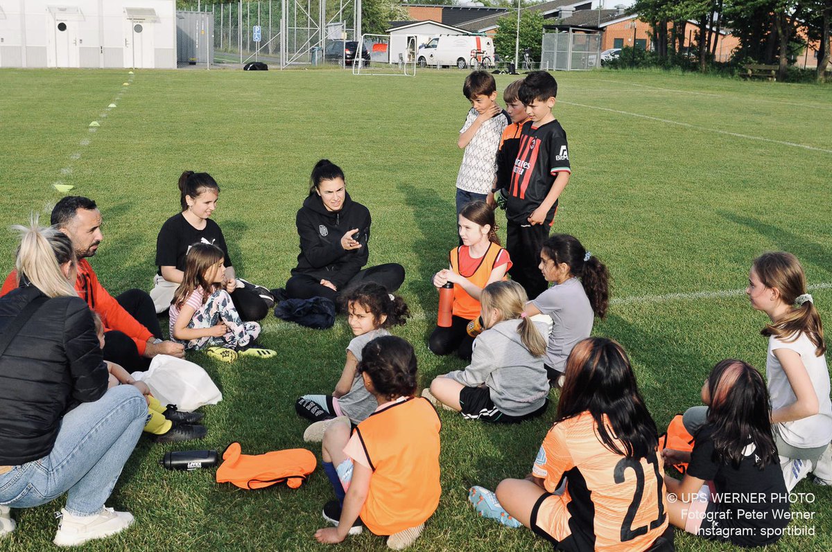 Historical training for @fkbosna, hosting their first ever training for young girls. I had the pleasure to visit them! 🖤🤩