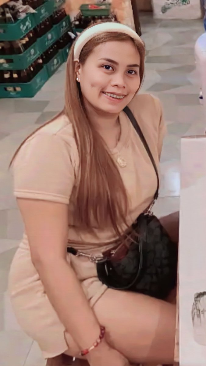 สาวรุ่นใหญ่กับสร้อยไข่มุก tweet media