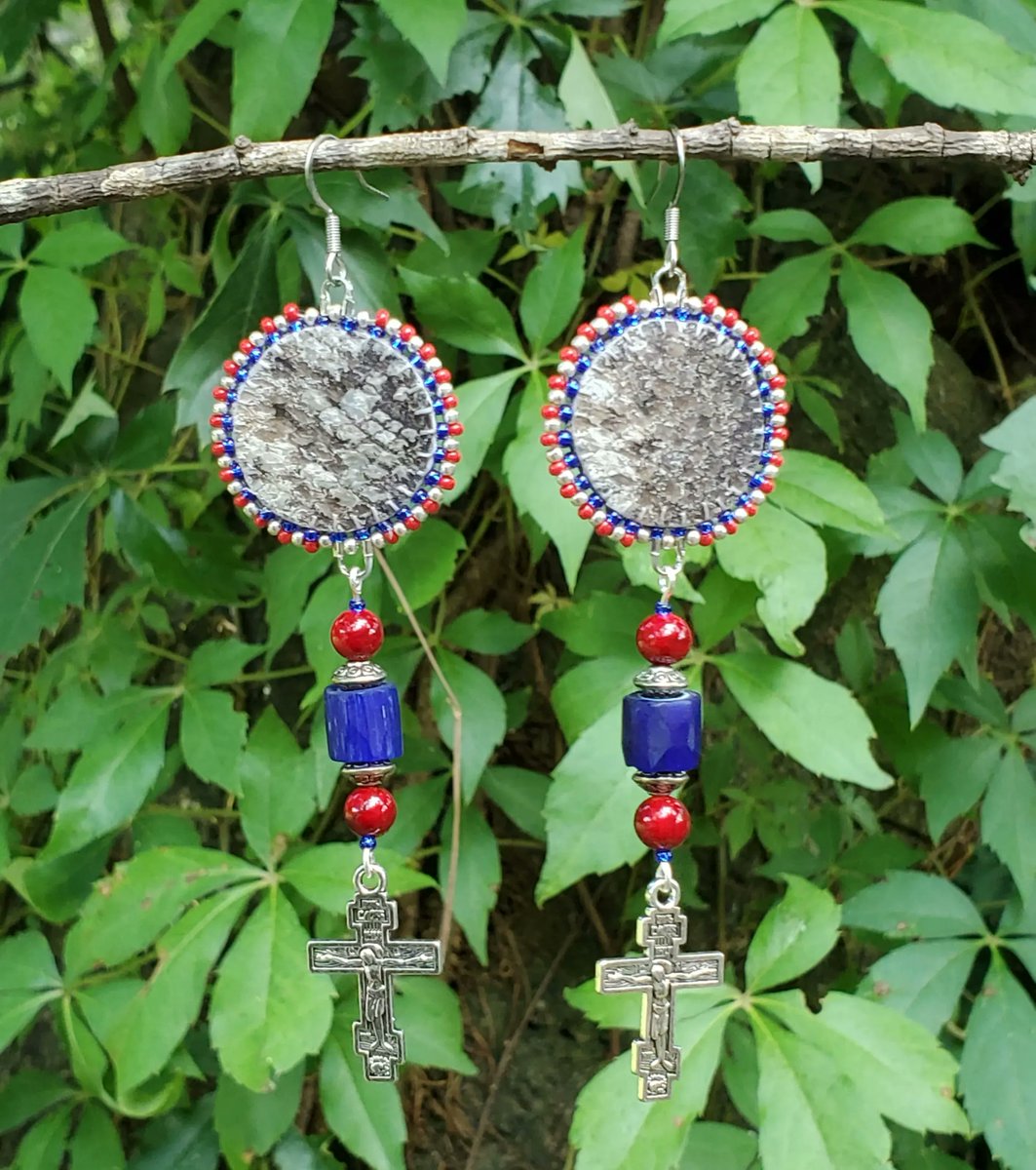 Salmon Skin & Russian Blue beaded earrings, made with wild Alaska fish skin I processed & preserved myself by hand & Russian Blue trade beads available in my Et$y shop @ buff.ly/3oKWQFO, qagaasakuq- thank you! #NativeTwitter #AlaskaNative #FirstNations #Statimc #Unangax