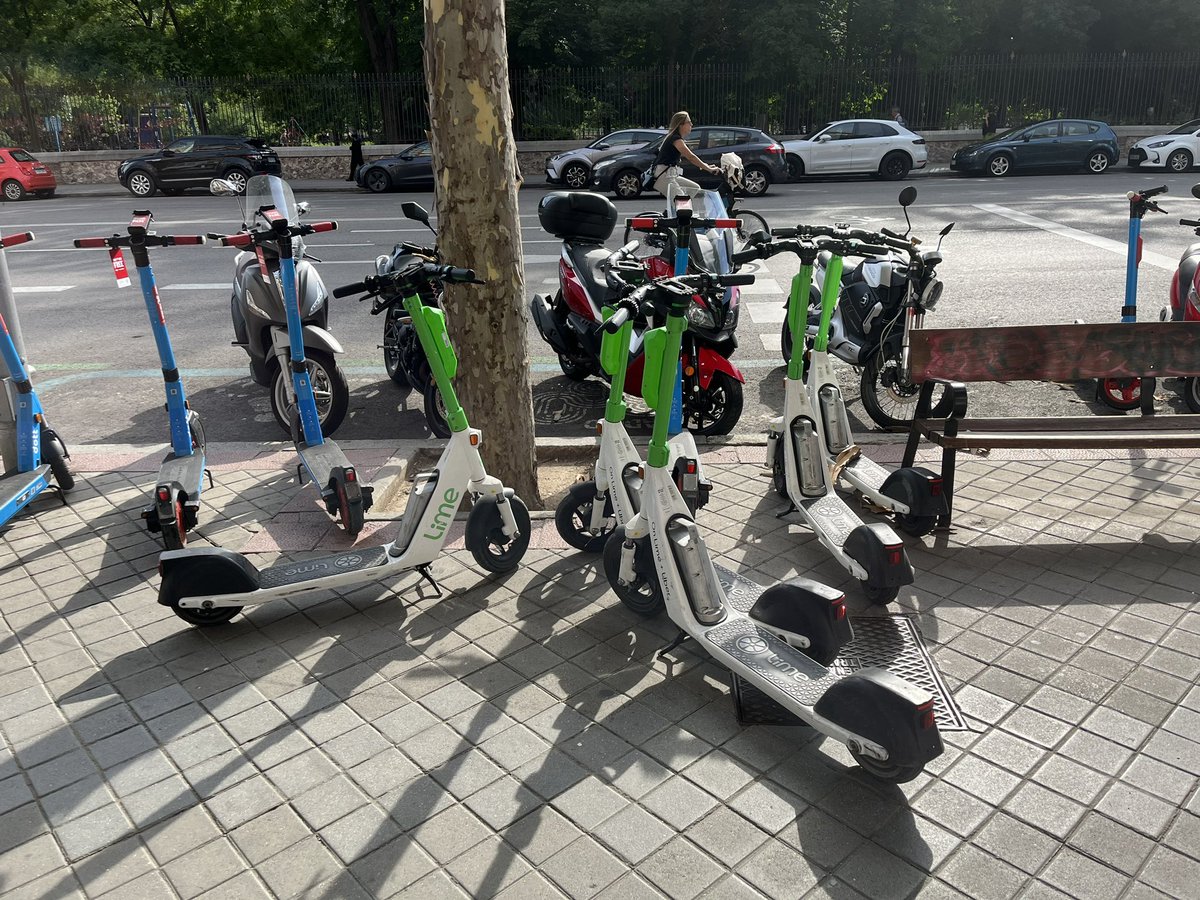 Jareneitor's tweet photo. @MADRID , esto es un espacio peatonal invadido por los patinetes (los que los recargan los dejan siempre ahí mismo). Espero que ningún peatón tenga un accidente, pero si desgraciadamente ocurre será culpa vuestra por negligencia. Por favor, no lo permitáis. https://t.co/VX6VGVwNVh