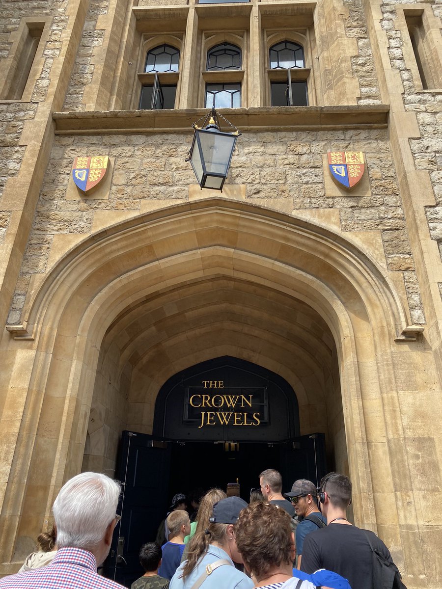 Another busy day for #monarchymedia2023 <a href="/Unl_CoJMC/">UNL CoJMC</a> - Amazing guest lecture + discussion with our book author <a href="/Laura__Clancy/">Dr Laura Clancy</a>, fish ‘n chips for lunch, and choose your own adventure at <a href="/TowerOfLondon/">The Tower of London</a>.