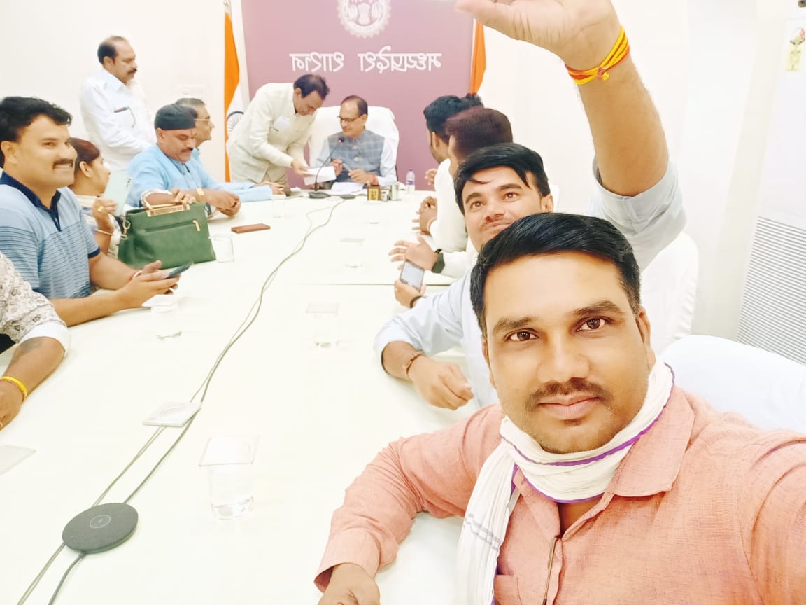 NavneetMis85808's tweet photo. माननीय मुख्यमंत्री जी से आज प्रदेश कार्यकारिणी महासंघ रोजगार सहायक सचिव ने मुलाकात कर महापंचायत की चर्चा!! रोजगार सहायक सचिव एकता जिंदाबाद !!
@CMMadhyaPradesh 
@Iamsisodia1 
@mukesh_ramraj 
@chandra97119474 
@RanuRaj32471918 
@BansalNewsMPCG https://t.co/pJrL7BYJQp