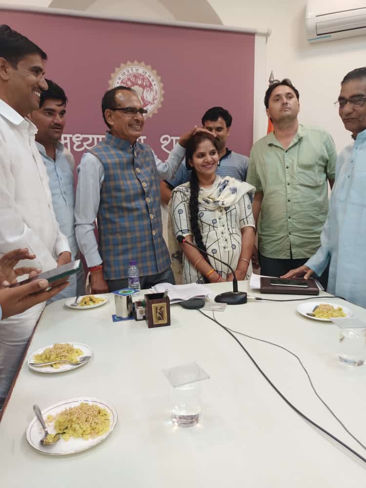NavneetMis85808's tweet photo. माननीय मुख्यमंत्री जी से आज प्रदेश कार्यकारिणी महासंघ रोजगार सहायक सचिव ने मुलाकात कर महापंचायत की चर्चा!! रोजगार सहायक सचिव एकता जिंदाबाद !!
@CMMadhyaPradesh 
@Iamsisodia1 
@mukesh_ramraj 
@chandra97119474 
@RanuRaj32471918 
@BansalNewsMPCG https://t.co/pJrL7BYJQp