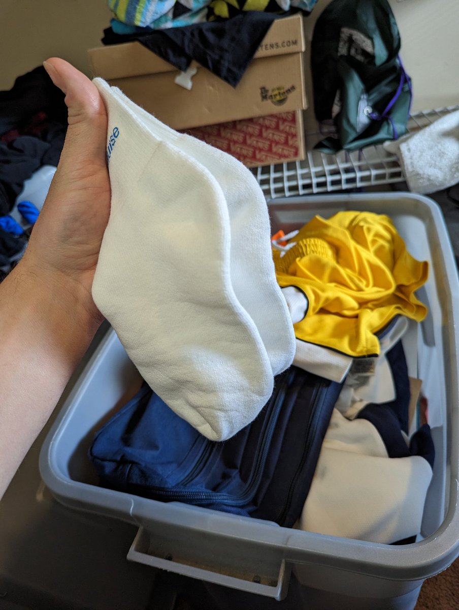 Moving sucks and I had to use my tape and rope for packing and not for fun, but I'm definitely more inspired to do a scene in the back of a U-Haul now (which I love driving?). Also this is the sixth year I'm moving these socks cause I feel like they'd make a great gag one day 👀