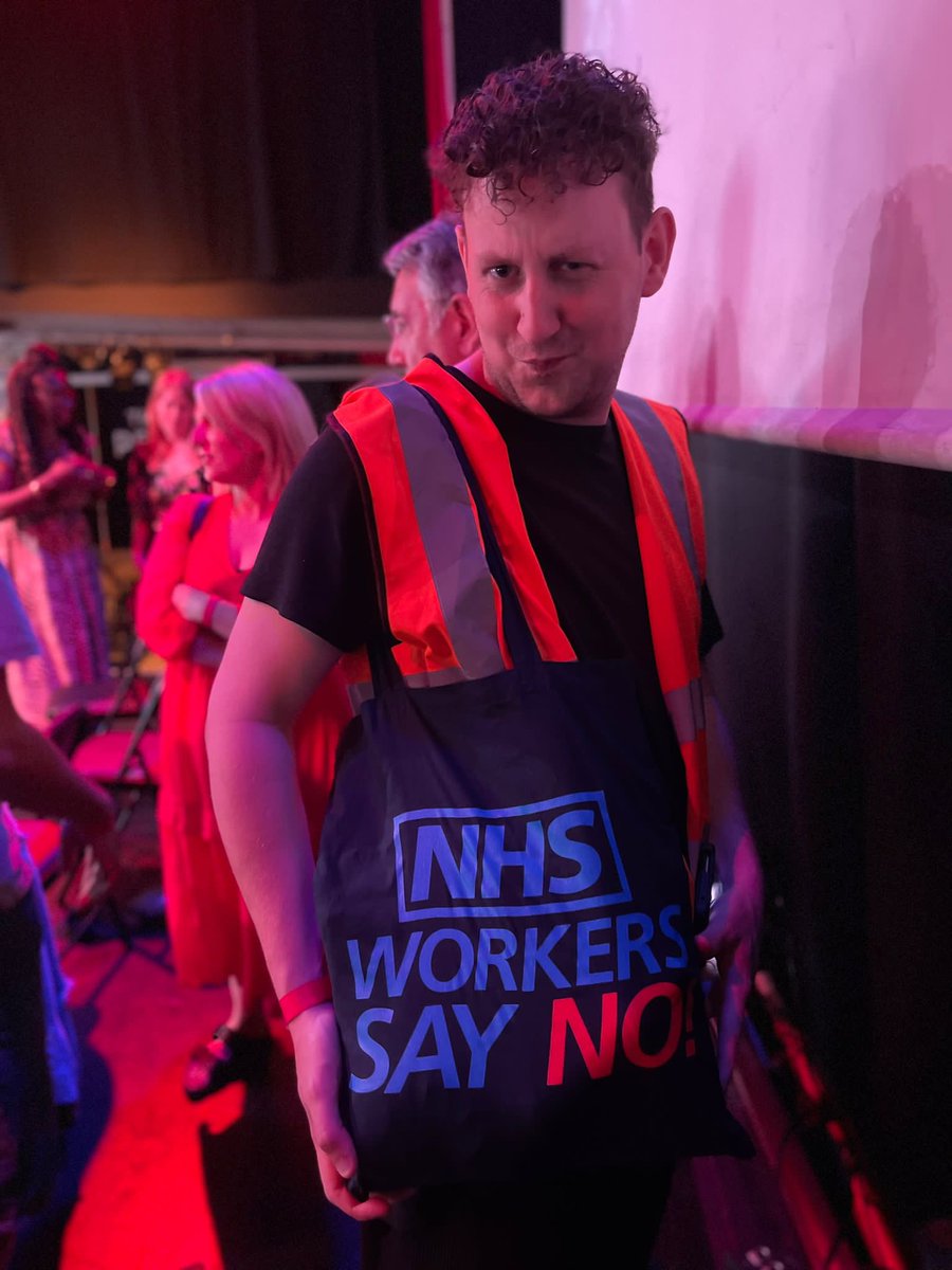 SocialistHB's tweet image. @SocialistLew and I showing off our fave bags at the #RankAndFileConf 

#NHSWorkersSayNo #VoteReject