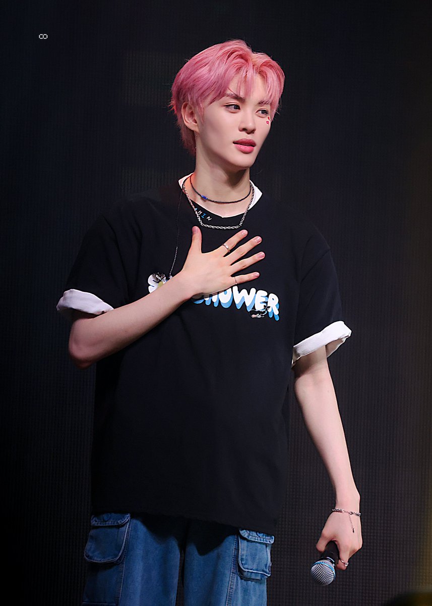 E8_0522's tweet photo. 230610 이펙스 팬콘

타오르는 태양빛에 심장이 저려서🌤️

#EPEX #이��스 #AMIN #아민 https://t.co/2EhACAcvIN