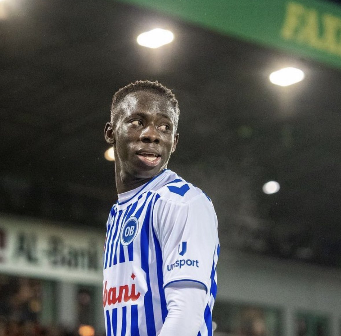 FabrizioRomano's tweet photo. Newcastle have completed the signing of talented 2004 born winger Yankuba Minteh from Odense on long term deal — fee around €7m. 🚨⚪️⚫️ #NUFC

The 18-year-old Gambia will be loaned out to Feyenoord until June 2024 ⚪️🔴 

Documents signed, medical completed. https://t.co/tLPk2vQhM3