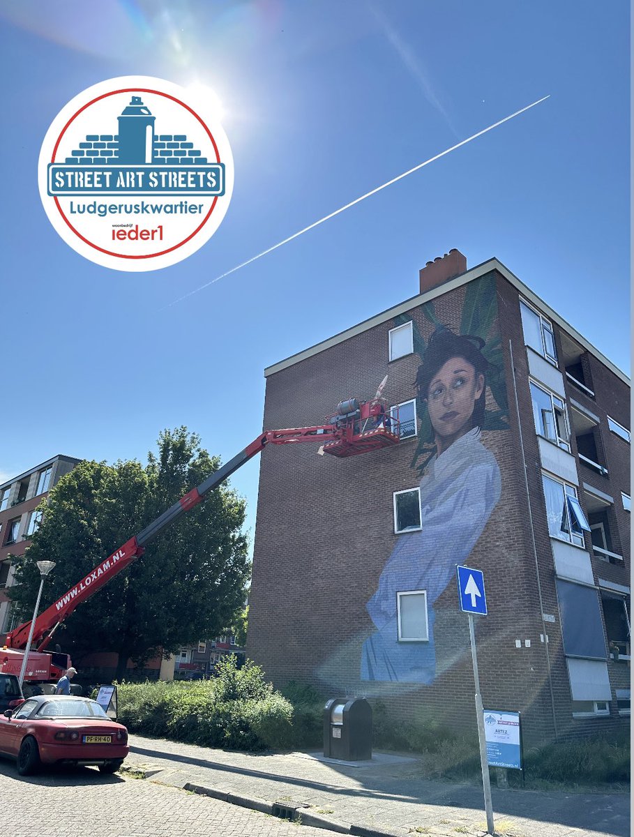 Dag 2 van <a href="/artez_online/">Artez</a> in het #Ludgeruskwartier. Hij gaat lekker, er komt al een beetje muziek in de mural! 

In deze wijk organiseren @streetartstreets en <a href="/WBieder1/">Woonbedrijf ieder1</a> samen een aantal Murals. Er gaat namelijk veel veranderen in deze wijk de komende jaren. #deventer