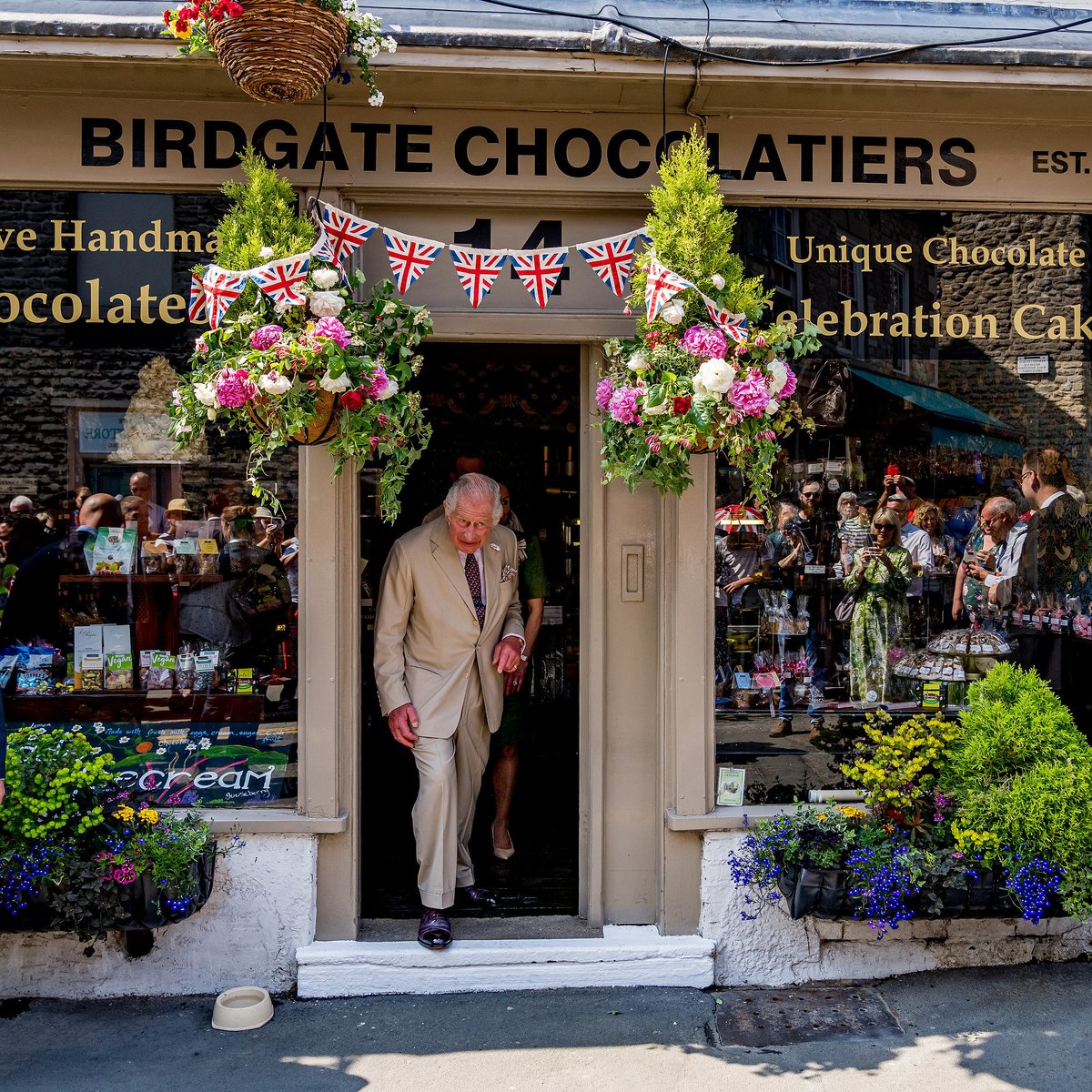 👋Thank you to everyone who welcomed The King to Pickering today!

In this North Yorkshire Market Town, His Majesty had the chance to celebrate 50 years of @NYMR, sample some local produce, and learnt more about the town’s history: royal.uk/news-and-activ…