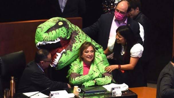 Robert_Carrillo's tweet photo. @MariettoPonce Te refieres a esta payasa? @XochitlGalvez 😂😂😂😂😂 https://t.co/KaszVtnJY3
