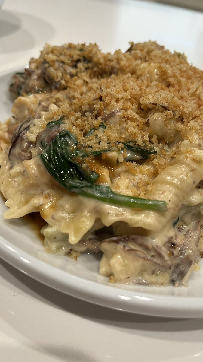 evo_49's tweet photo. Last week ... Knocked out some braised short rib and spinach #MacAndCheese with panko. What say you @jettila ?  #boom #SplishySplashy #ChefEvo https://t.co/oDuII664nS