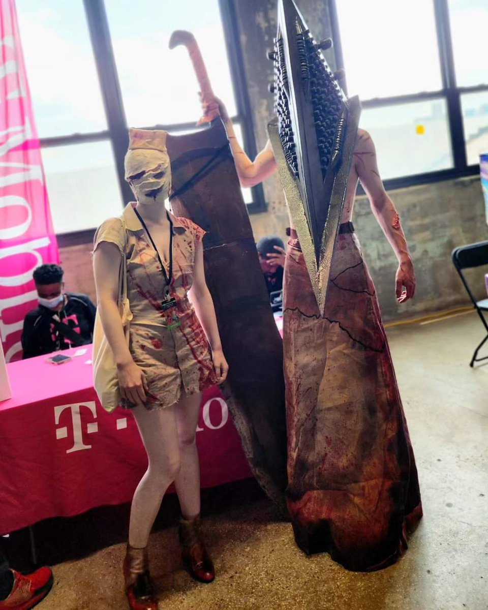 Yes @TMobile has coverage even in Silent Hill
#cosplay #tmobile #Brooklyncomiccon #silenthill #uncarrier