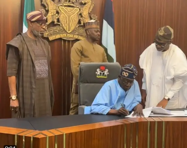 vanguardngrnews's tweet photo. Student Loan Bill: Tinubu to establish education bank
https://t.co/1KoCY419G6 https://t.co/xLFeYiGIZJ