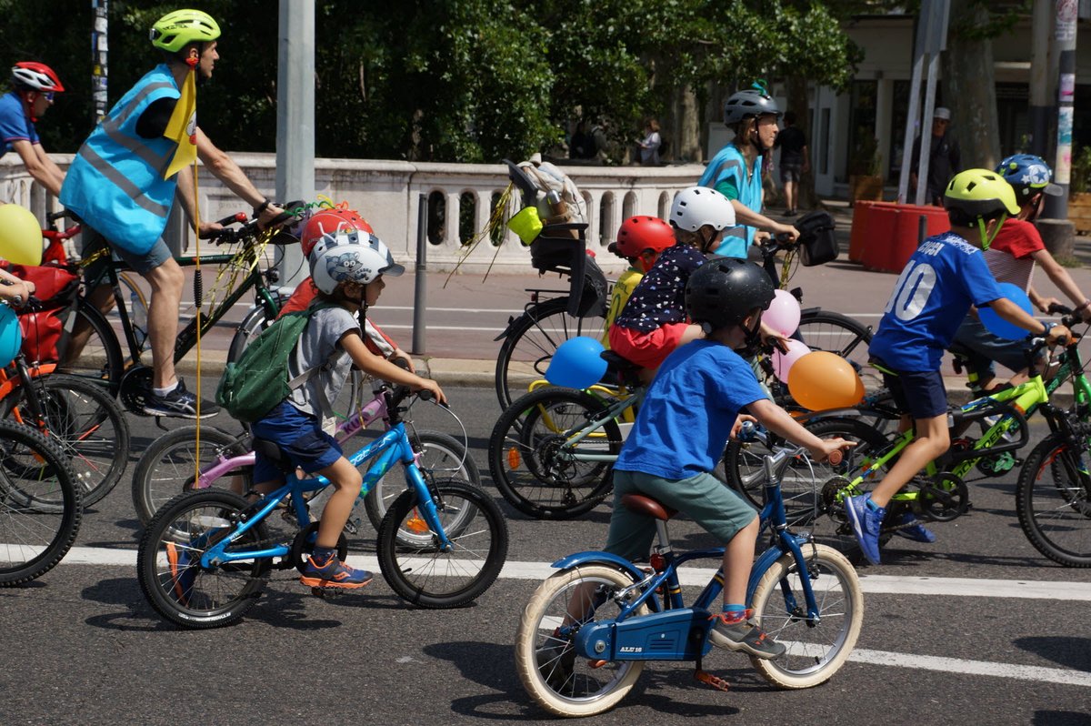 La première édition de Quartiers Libres était une réussite !
Plus de 200 personnes réunies (petits et grands) pour vivre ensemble une ville à hauteur d'enfants dans les rues de Lyon !
Merci à toutes celles et ceux qui ont participé à cette belle Vélorution Enfant #kidicallmass