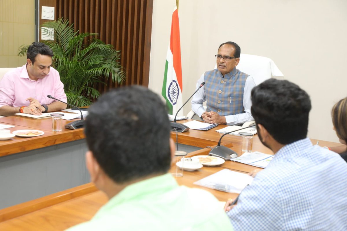 माननीय मुख्यमंत्री श्री <a href="/ChouhanShivraj/">Shivraj Singh Chouhan</a> जी ने आज निवास कार्यालय समत्व भवन से वीडियो कॉन्फ्रेंसिंग द्वारा सीएम जनसेवा मित्रों से संवाद किया।