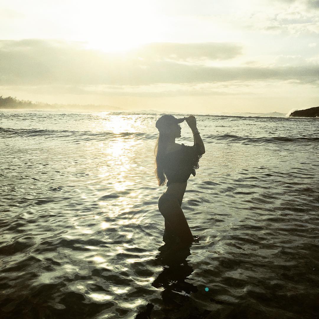 With the sea breeze blowing through your hair and the smell of salt in the air, you can enjoy the beautiful scenery and let the soothing sound of the waves wash away your worries