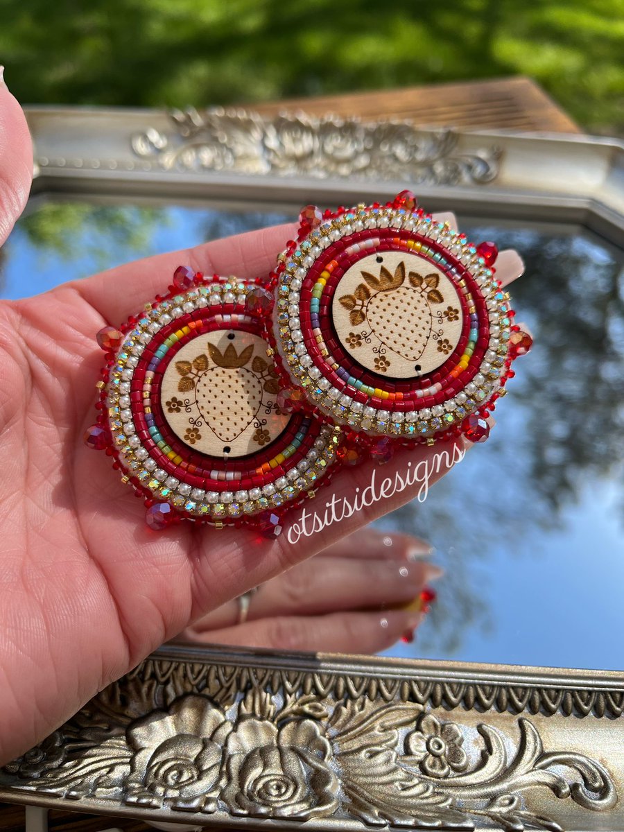 loverebeccaray's tweet image. sent flowers but you said you didn’t receive em 💐🌻💕✨✨ 

new inventory listed on my website! see them now otsitsidesigns.square.site 

ty for supporting Indigenous artists! 💖 

#NativeTwitter #nativebeadwork #handmade