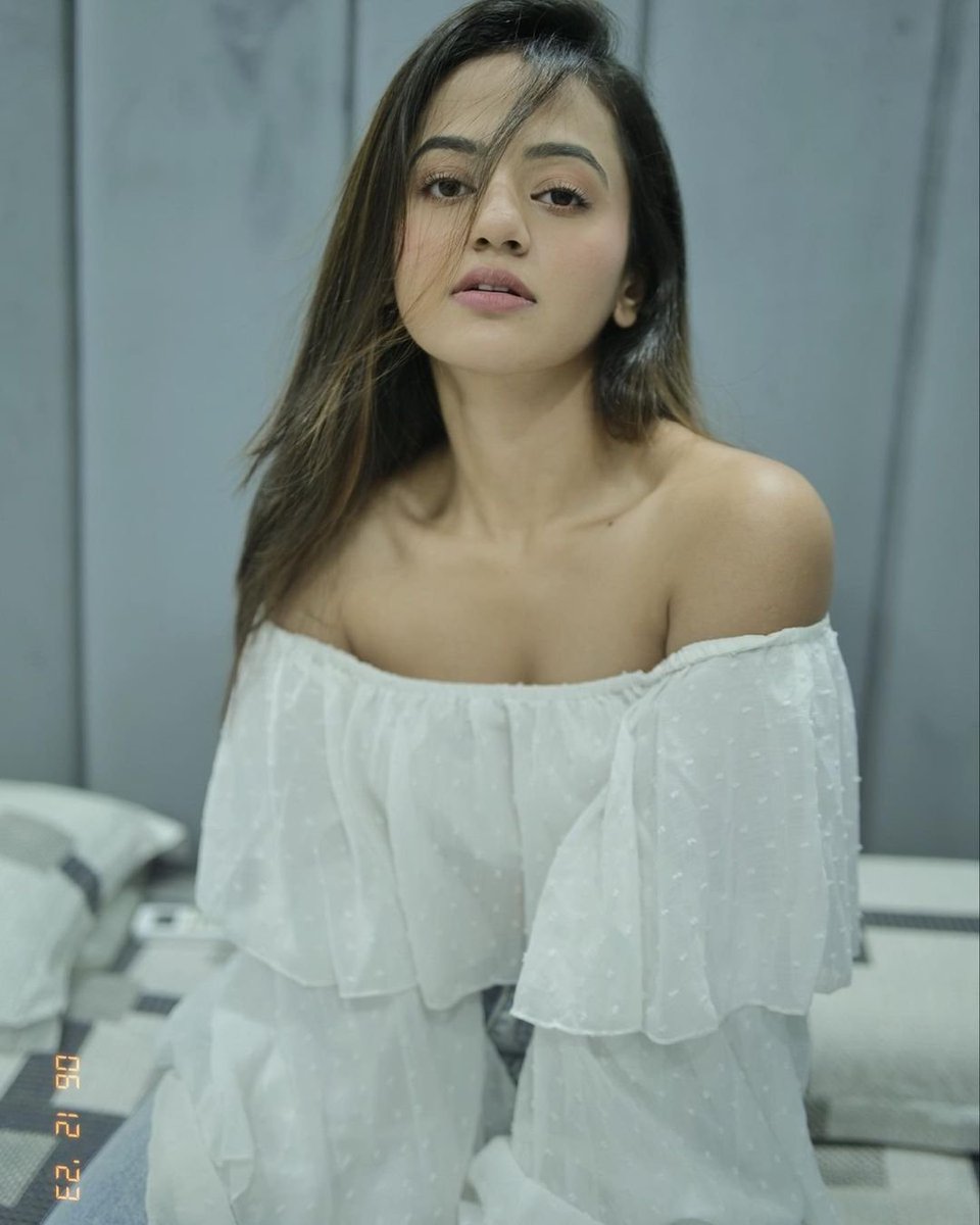 How can one look hot and Masum at the same time ?🧿🥺🥵🤍 #hellyshah #hellyholics #hellykelog