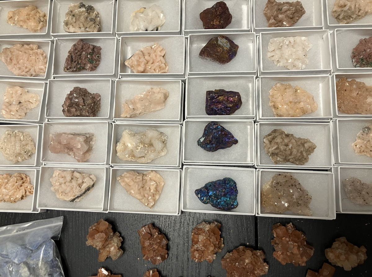 MiniMeGeology's tweet photo. New mineral shipment today! Dolomite, peacock ore, lapis lazuli, and aragonite clusters. So pretty. #minerals #summersamples #rockhounds #stem #geology https://t.co/w7x0FVqNzH