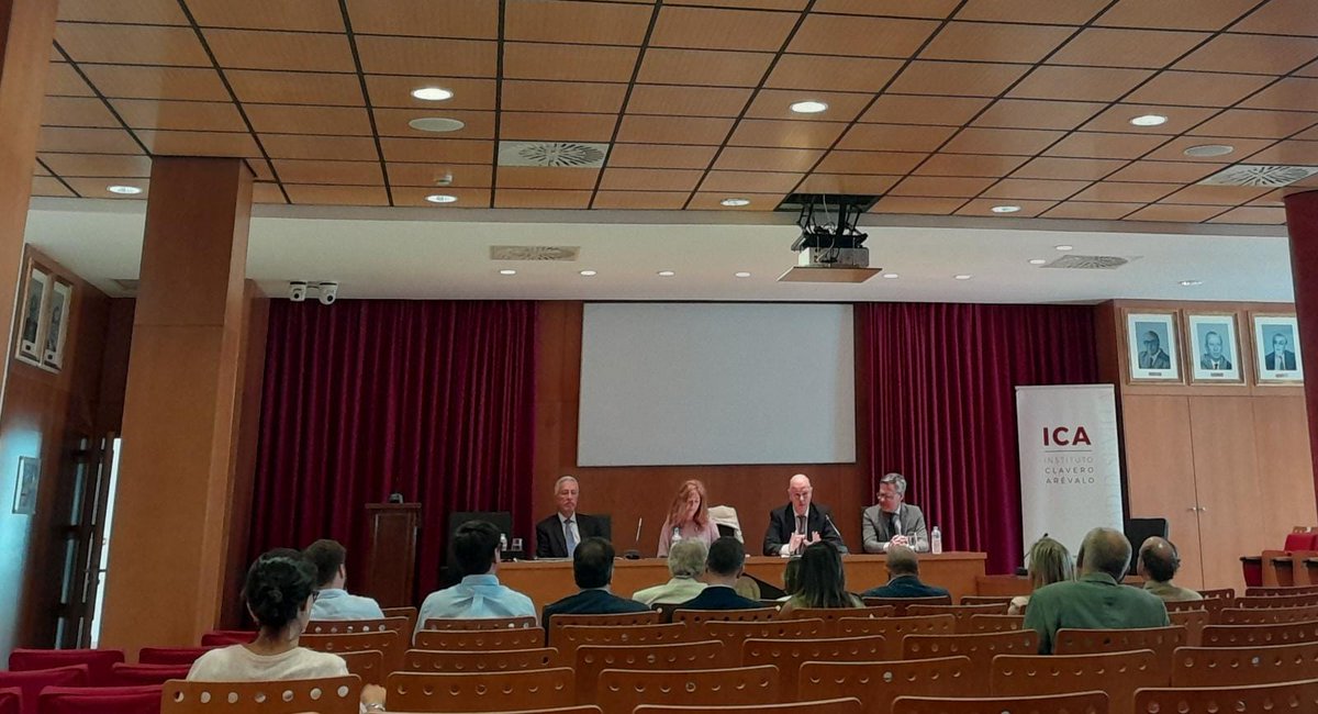 12 Junio: el Prof. Dr. Alejandro Vergara Blanco (Profesor Titular de Derecho Administrativo de la Pontificia Universidad Católica de Chile) pronunció una conferencia titulada: “La división Derecho público/Derecho privado: historia y actualidad”. <a href="/unisevilla/">Universidad de Sevilla</a>